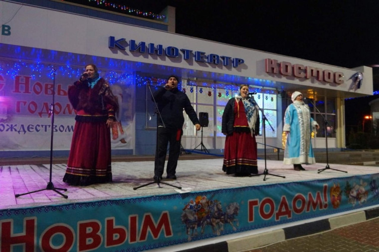 В праздники на центральной площади поселка царит новогоднее веселье.