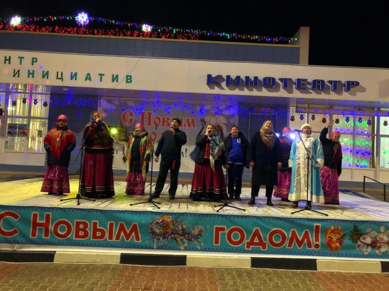 В праздники на центральной площади поселка царит новогоднее веселье.