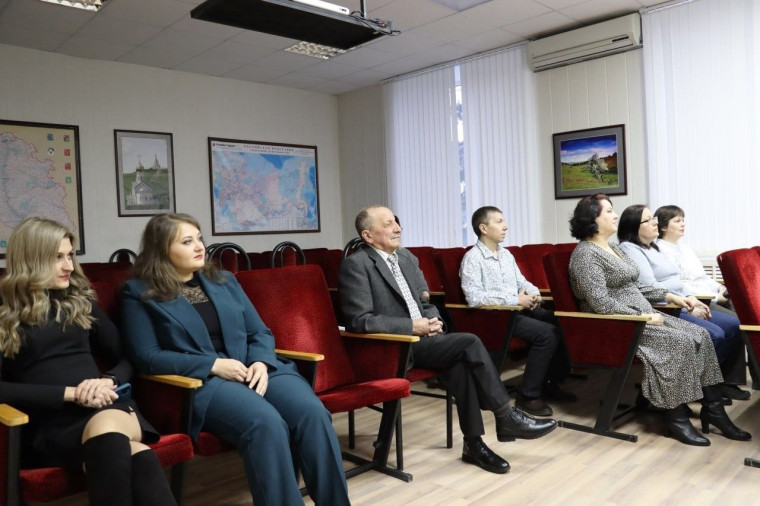 В День российской печати сотрудники газеты &quot;Приосколье&quot; принимают поздравления.