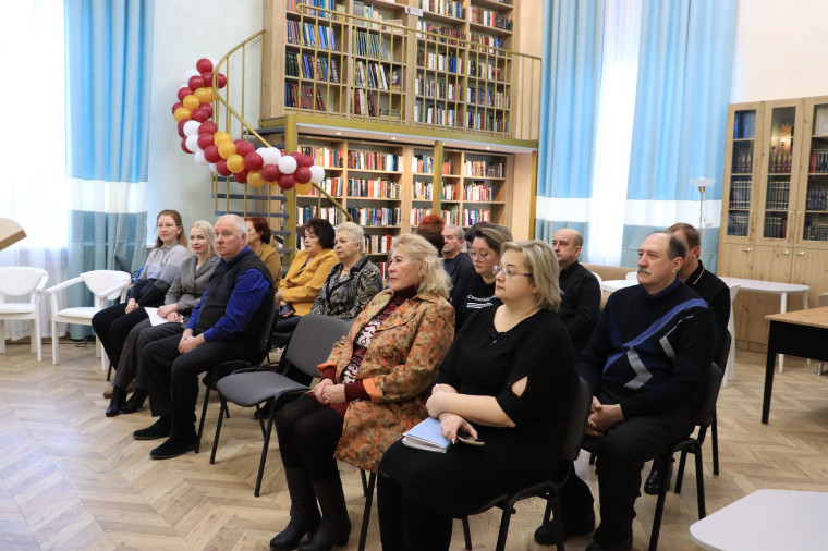 Сегодня в читальном зале районной библиотеки Глава муниципалитета провела рабочую встречу с Общественной палатой Чернянского района..