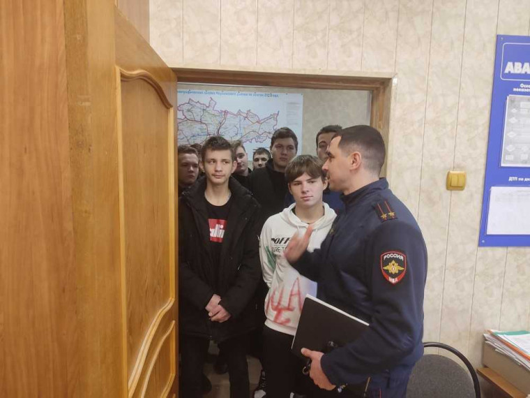 Сегодня в рамках ежегодной общероссийской акции «Студенческий десант» в актовом зале ОМВД России по Чернянскому району прошла встреча правоохранителей и студентов.