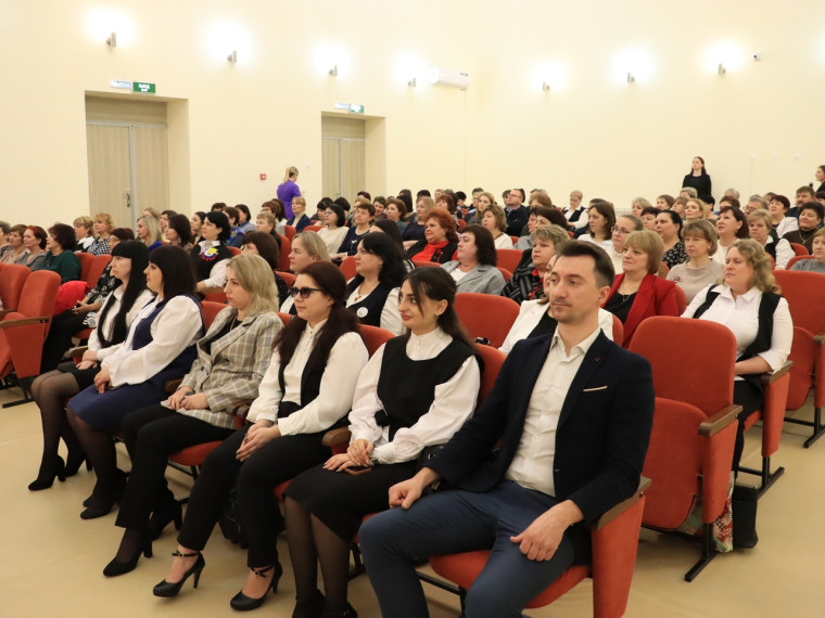 Торжественная церемония открытия Года педагога и наставника прошла в концертном зале «Дома Пионеров и Школьников».