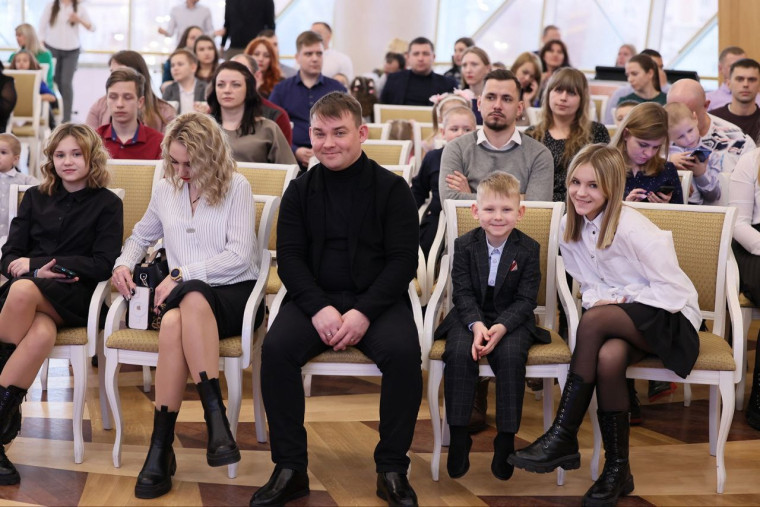 Сегодня в Белгородской филармонии состоялось торжественное вручение свидетельств на получение социальной выплаты по программе &laquo;Молодая семья&raquo;.